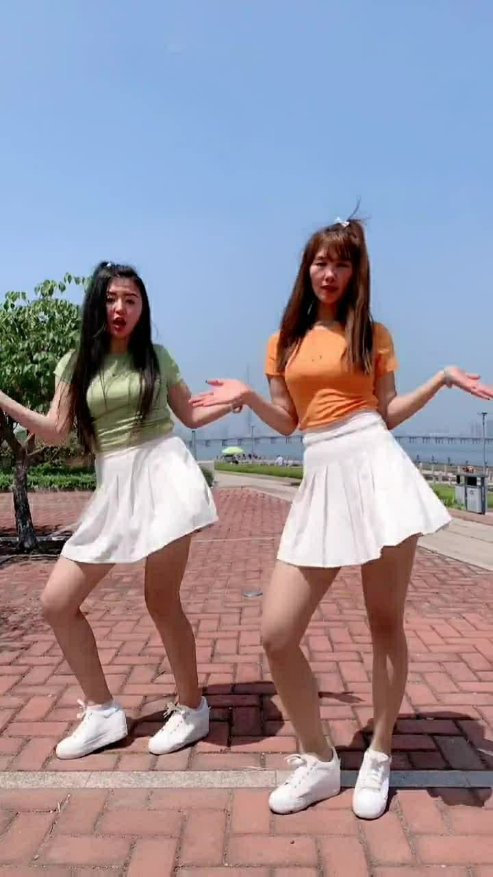 超短百褶裙女孩来跳舞了跟着节奏扭起来