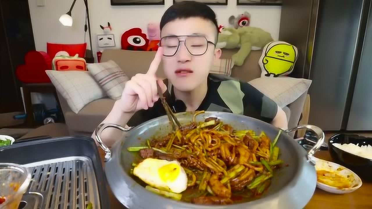 吃播光小强下集做份新疆炒米粉耗子配上3种馅儿的小笼包一口满足