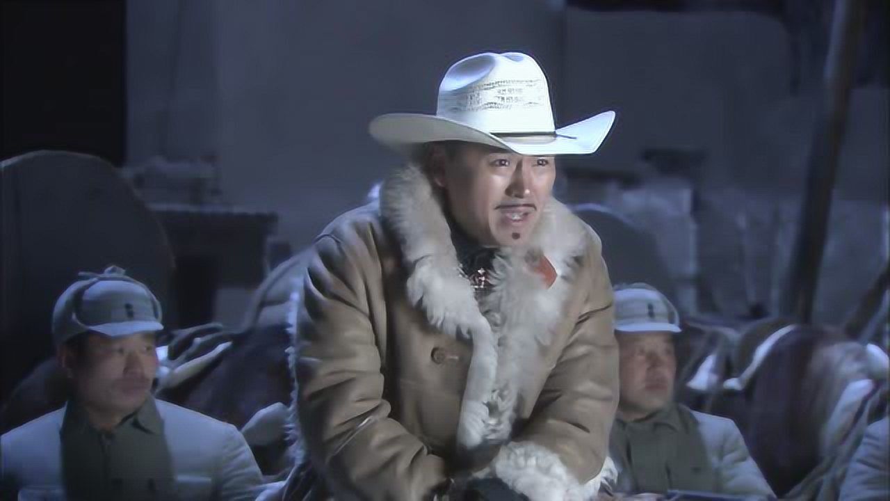 大漠枪神燕双鹰这杀人手法也太炫了匕首用力一甩就把土匪钉墙上了