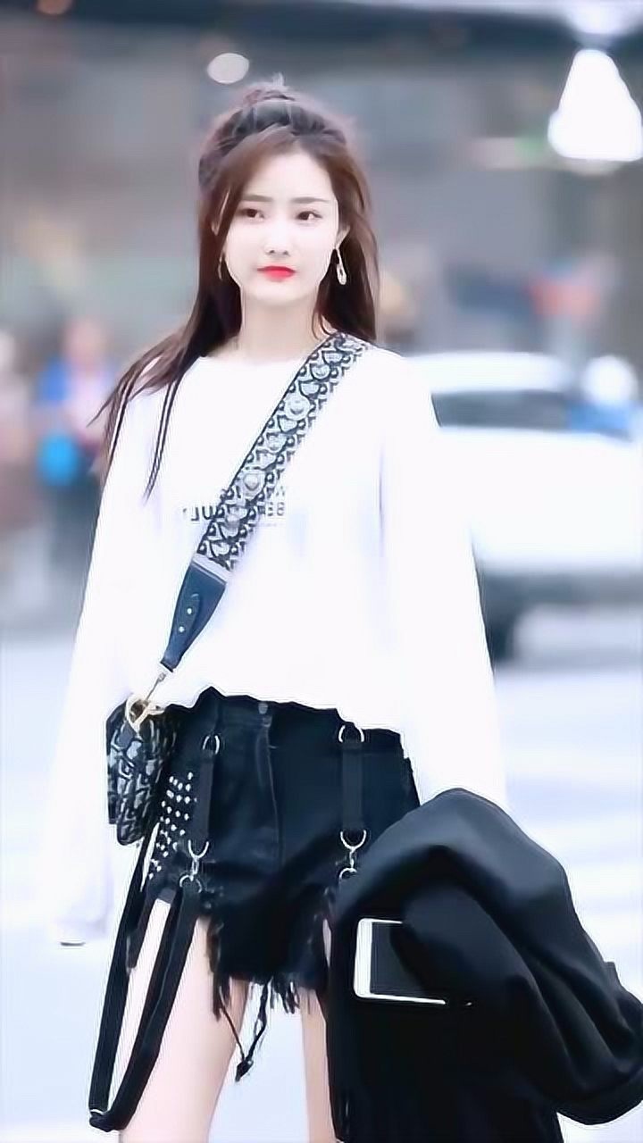 街拍:偶遇网红小姐姐晨妍,确实很漂亮,长腿女神