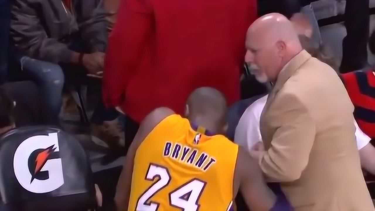 科比手指脱臼在场边掰手指时,场下的小姐姐看着都疼,科比是怎么忍受的