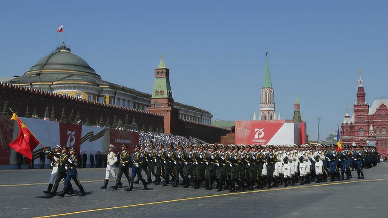 中国解放军三军仪仗队亮相俄罗斯红场阅兵式
