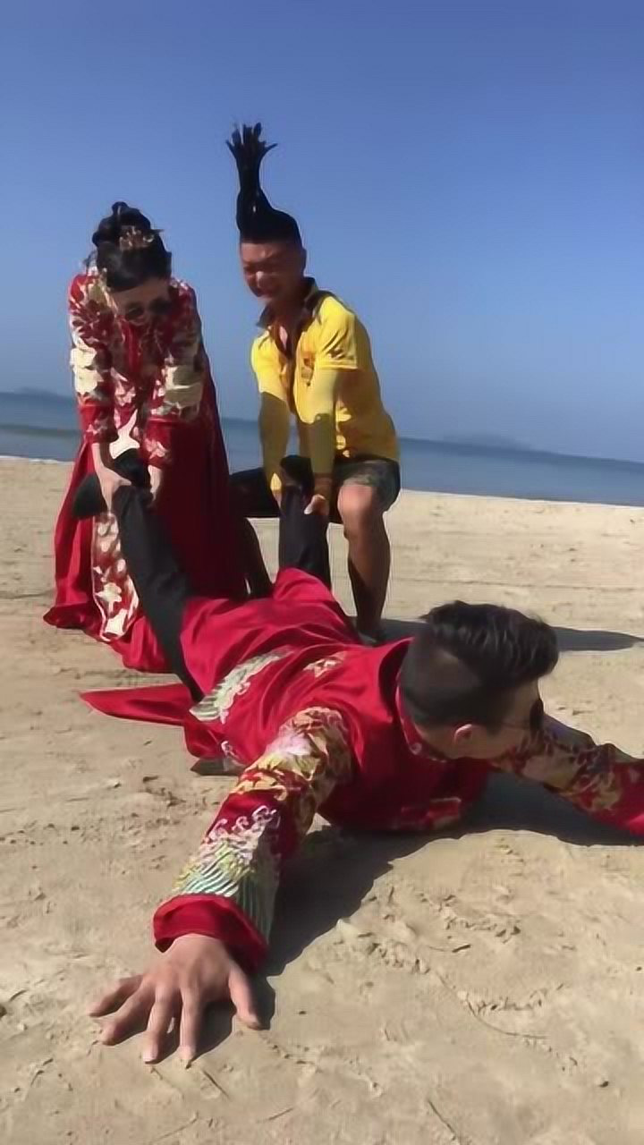 一对新人拍婚纱照,摄影师真搞笑,新郎这下被整惨了!