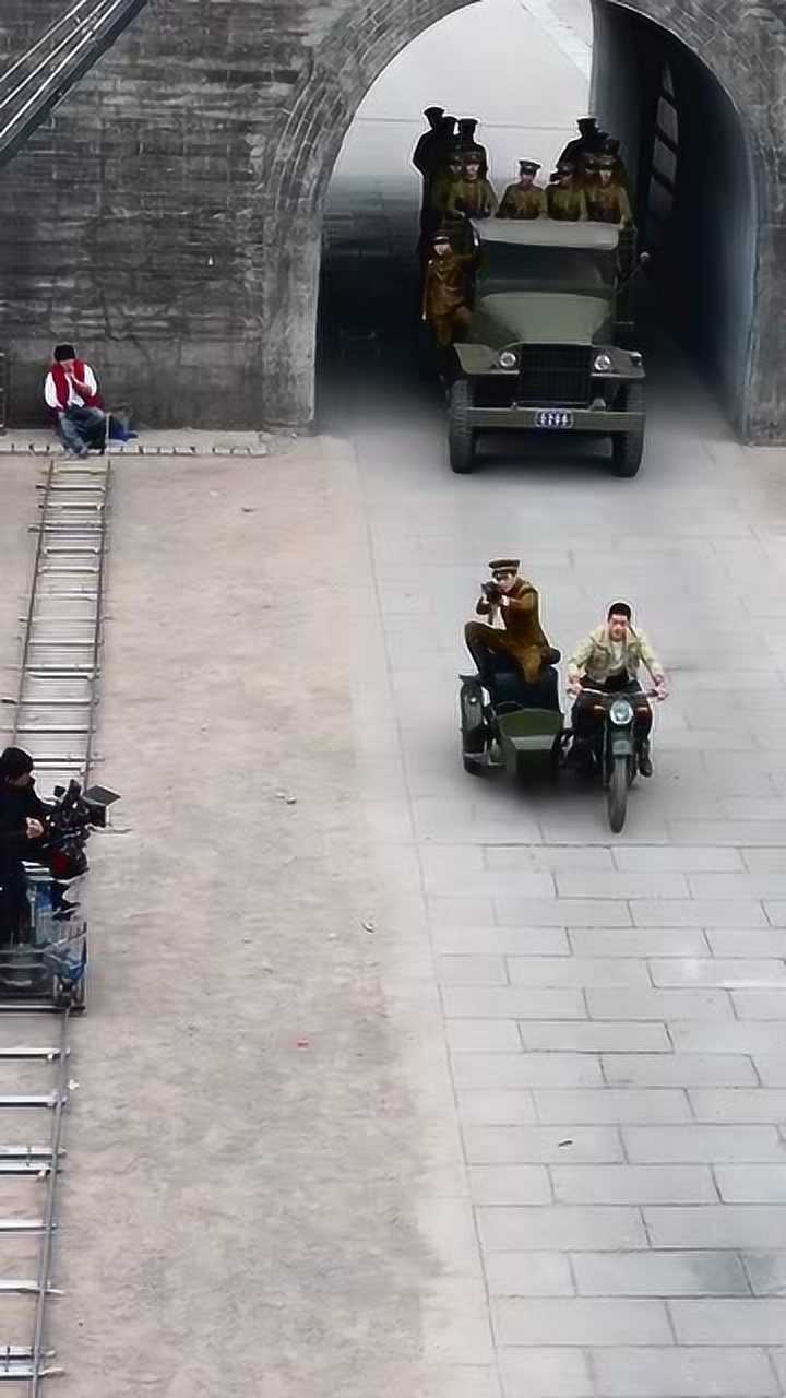 武器皆为道具,电视剧里拍摄抗战时期骑摩托车出城的场景