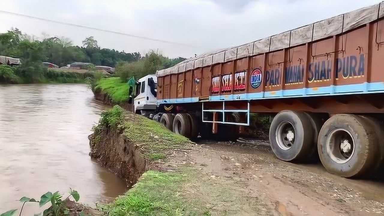 艺高人胆大,印度司机开22轮重型卡车过河,真刺激!