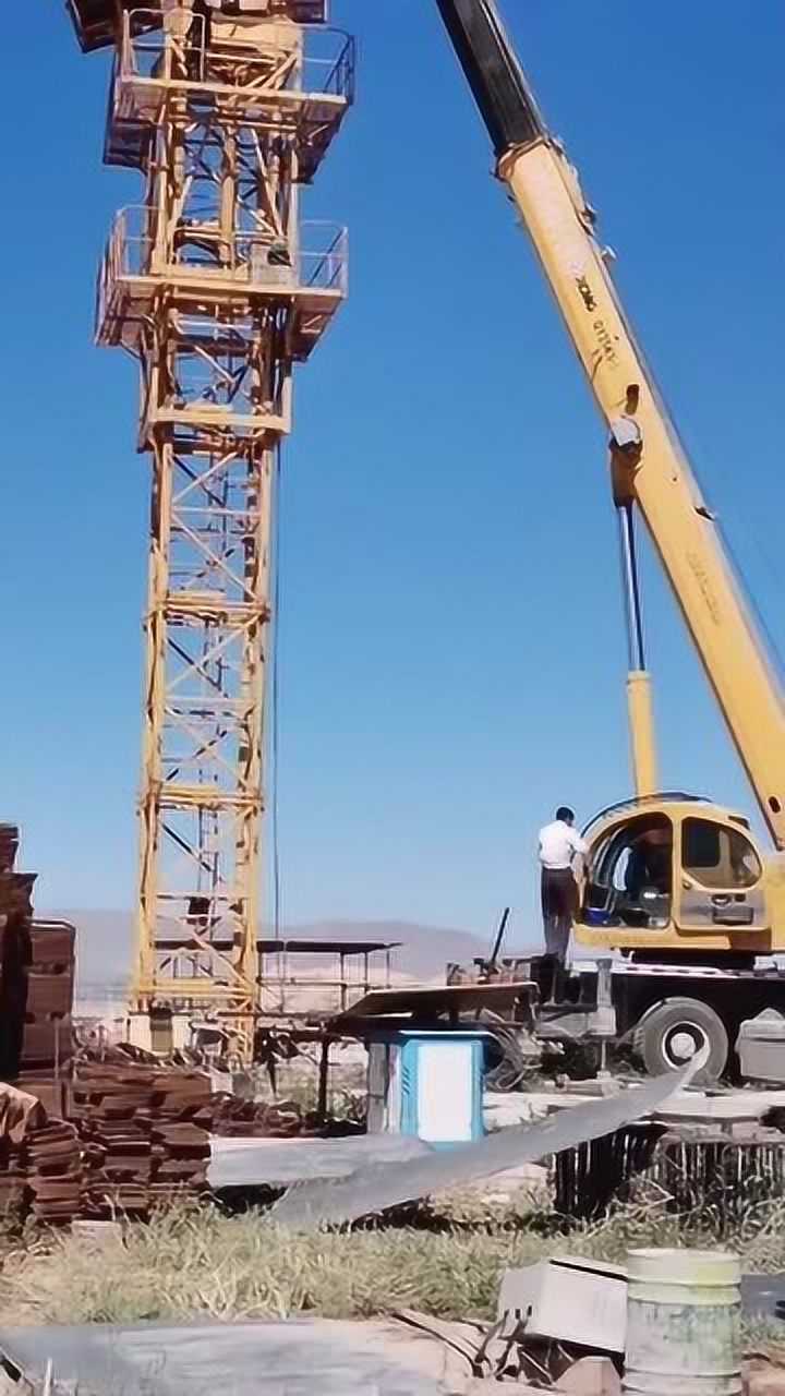 用吊车安装塔吊师傅在高空中这样操作看着真是吓人