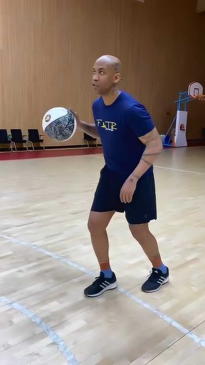 马教练这个投篮很不错,这是被这个篮球给抢了风头!