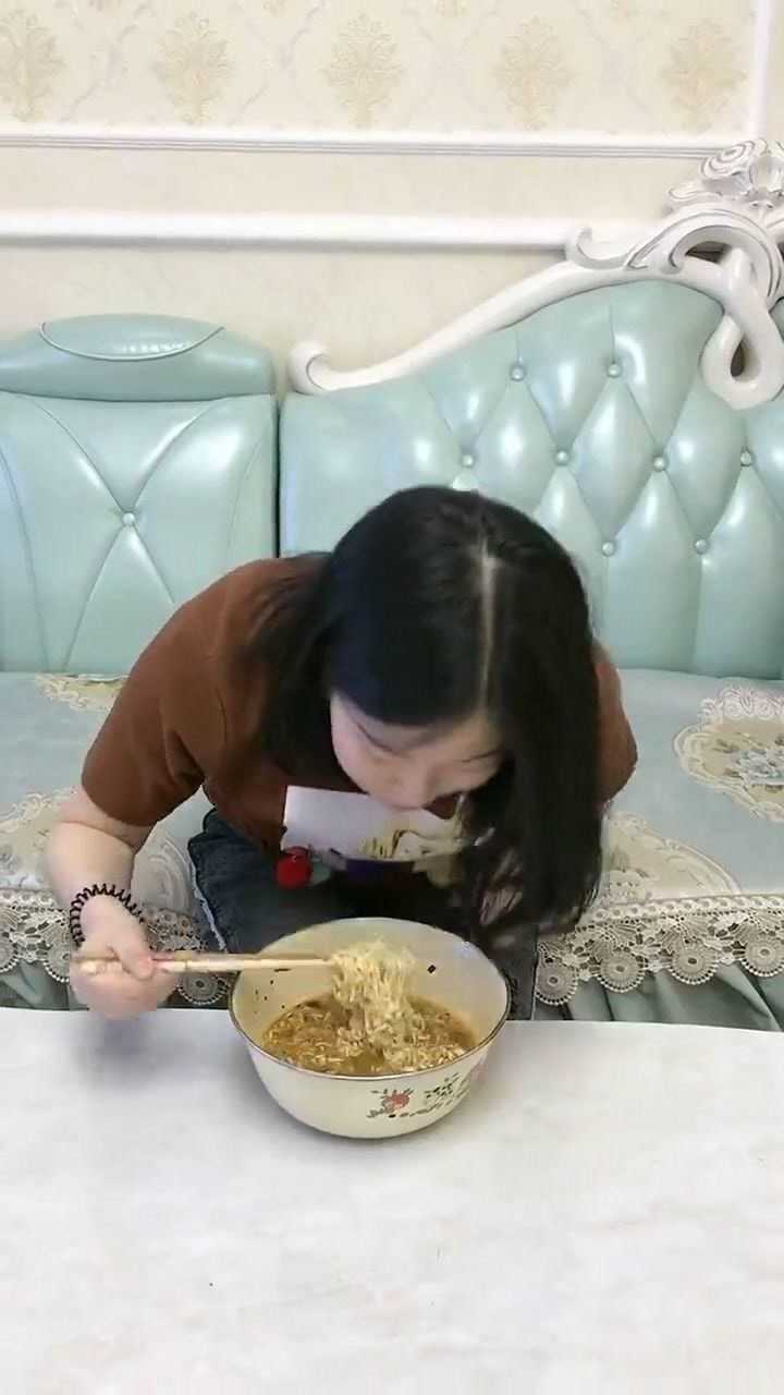 女生吃面时头发老往下掉怎么办