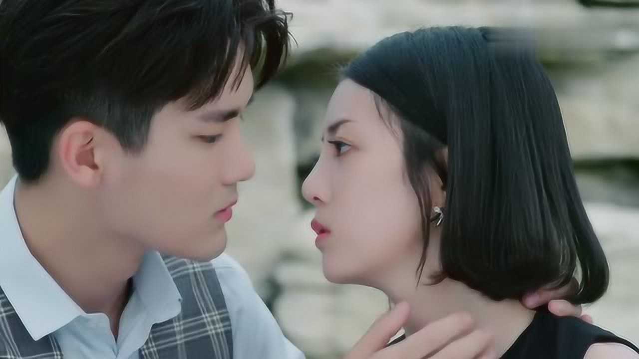 霸道总裁一嘴吻上灰姑娘,画面太甜,总裁还有一点点小害羞