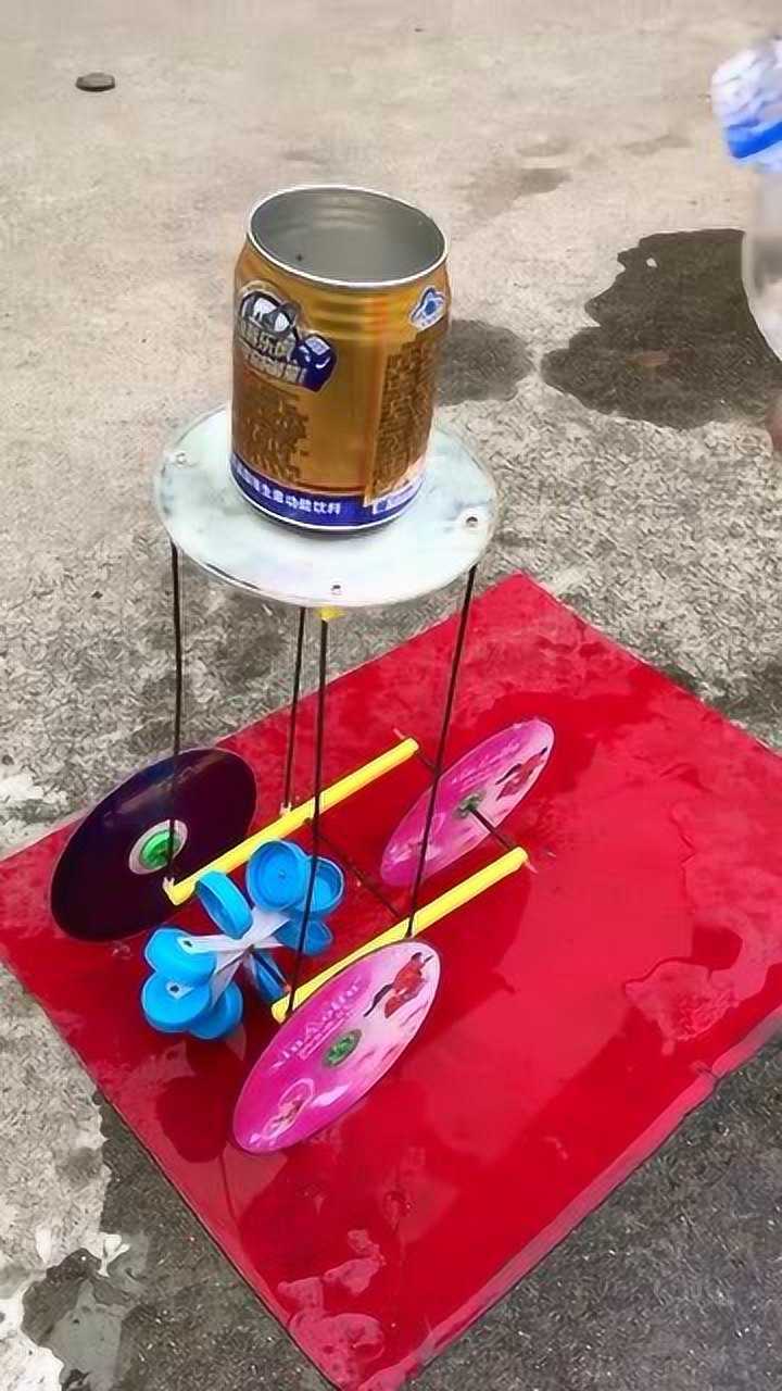 农村小伙自制水动力车加上水就能跑这能量损耗有点大啊