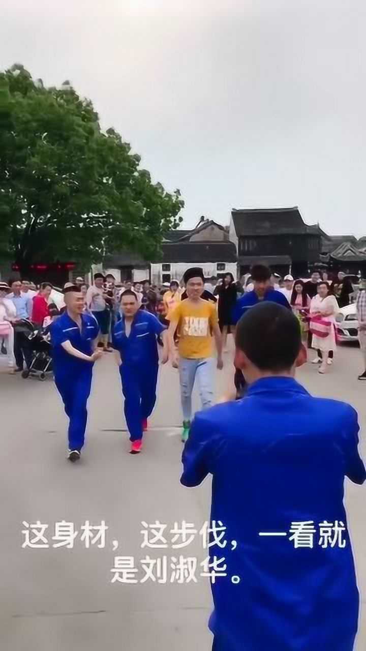 厂里最精神的四个小伙长得是精神了走路却很像神经病