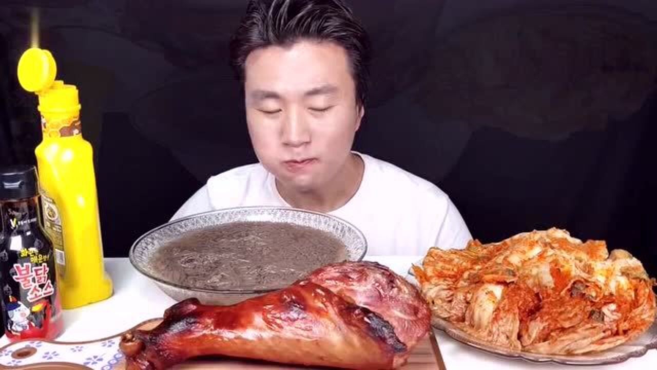 韩国吃货大叔吃火鸡腿荞麦面辣白菜看看这吃法太过瘾了