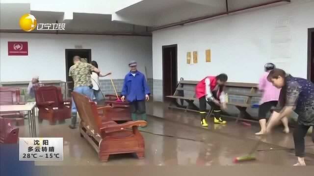 重庆石柱:强降雨天气致道路中断,民房被淹