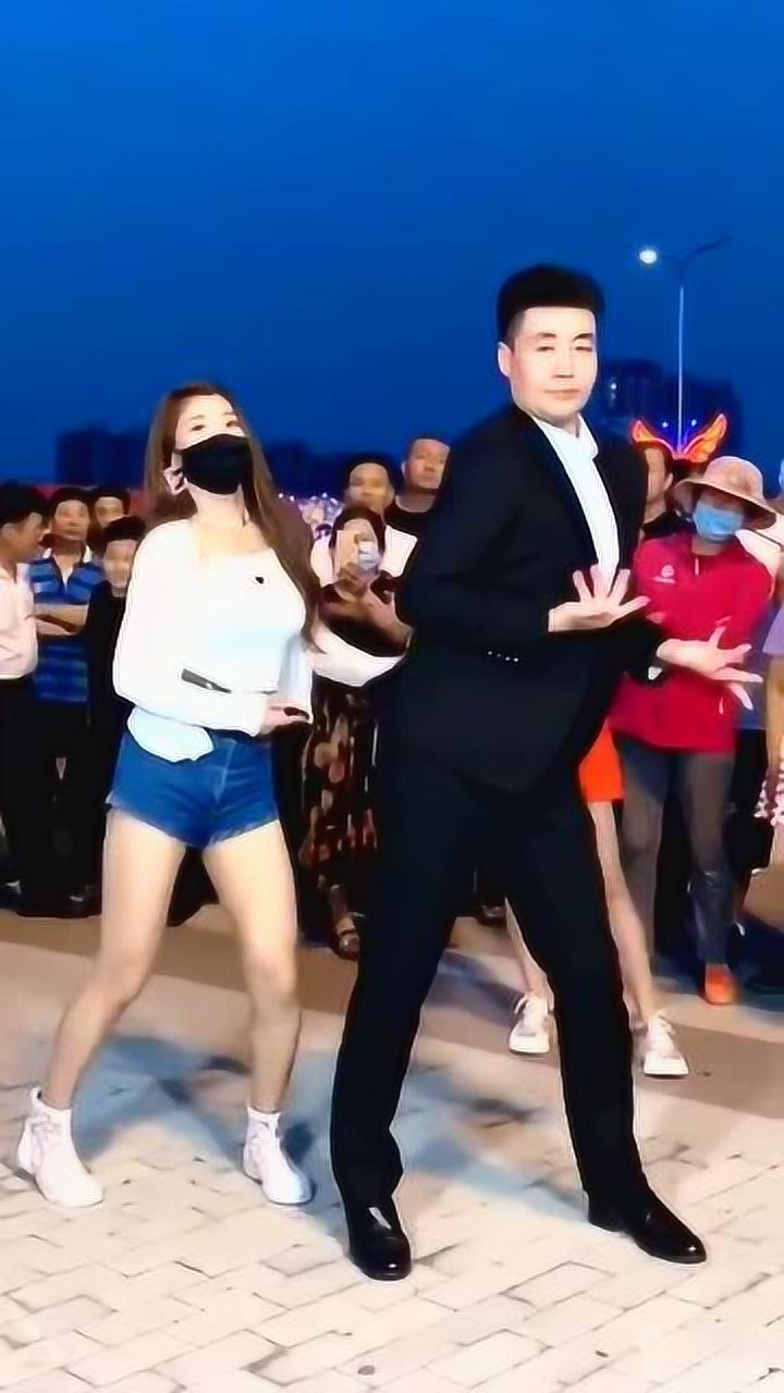 网红霹雳舞大叔,带美女徒弟跳舞,扭得可真好!