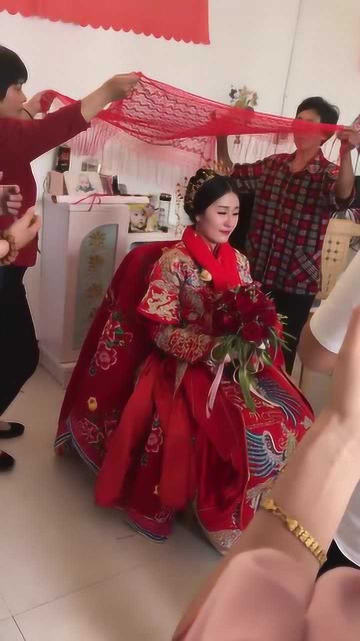 姐姐结婚当天,看见妈妈为她披上盖头的那一刻,真是太有触动了
