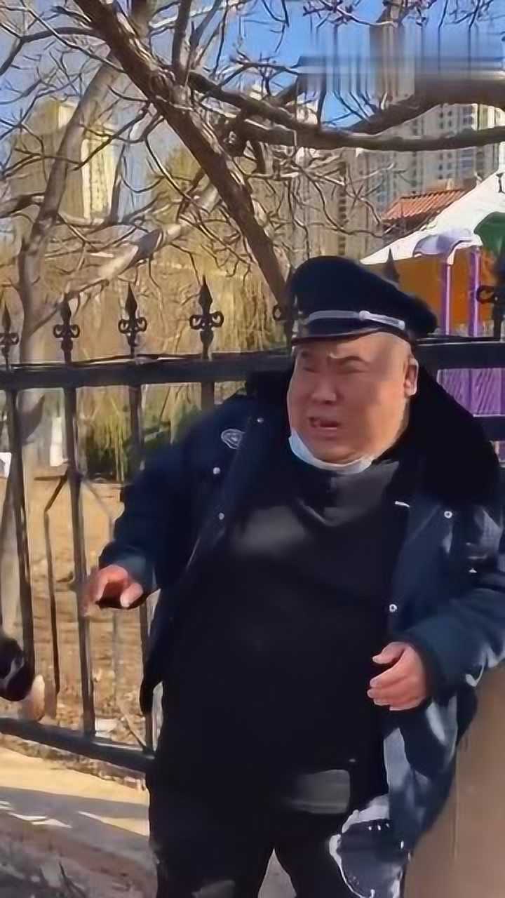 胖保安巡逻好心帮忙,谁料闹出了这样的尴尬事,看完不许笑