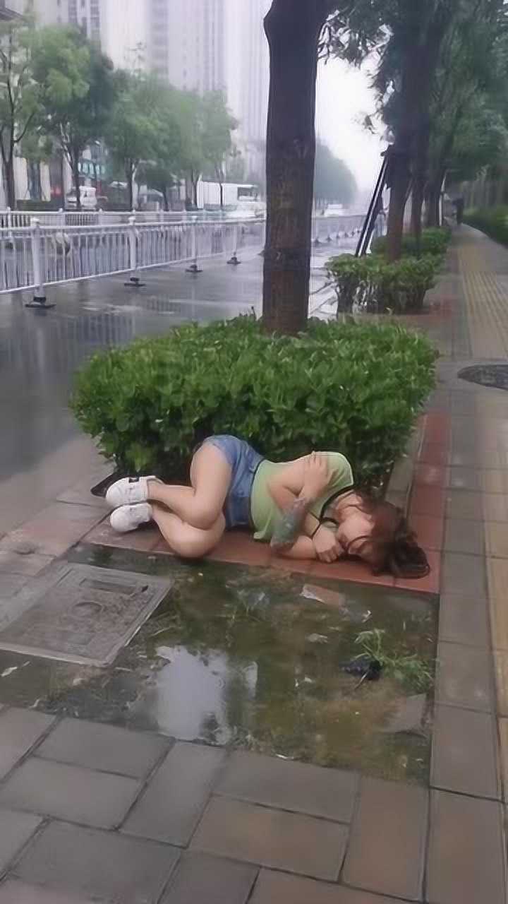 到底是什么伤害了你才会让你如此狼狈不堪