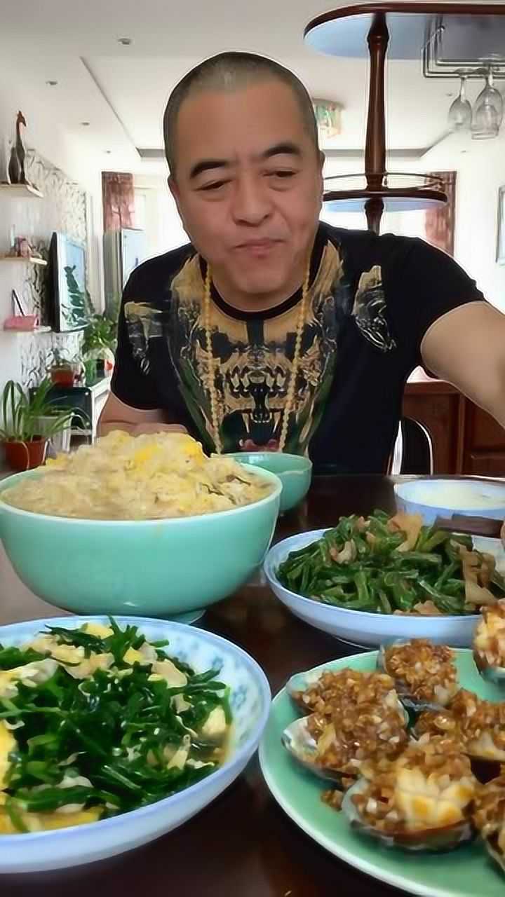 东北大哥开吃了,一吃饭就整鲍鱼,有钱人的生活就是好