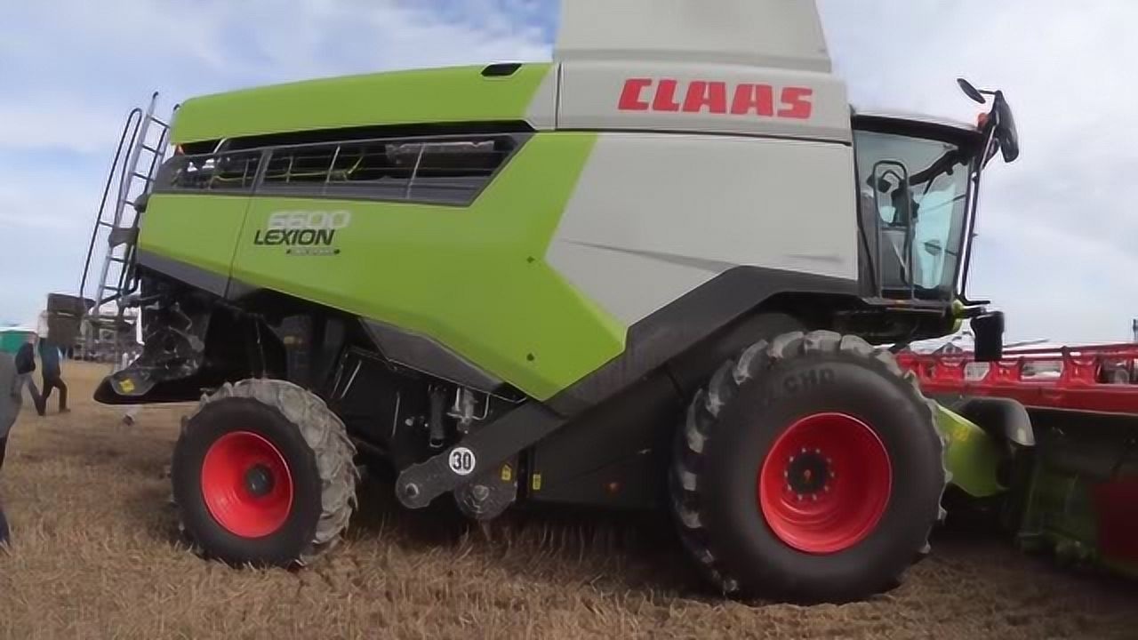 实拍德国克拉斯2020款lexion收割机,8700和6600户外展示