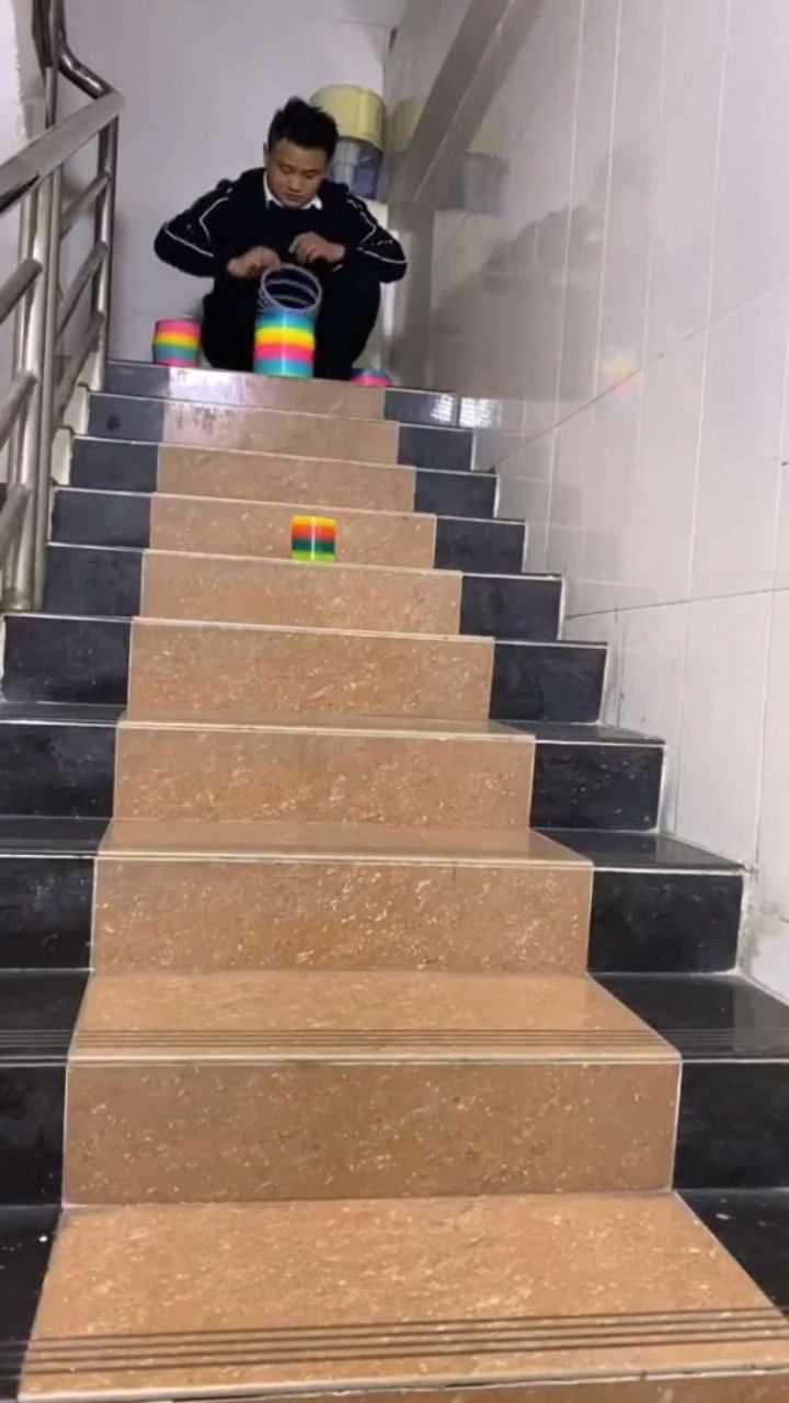 彩虹圈下楼梯,不靠辅助自动下,这是什么原因?