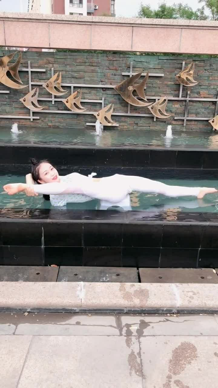 水上劈叉你们可以吗