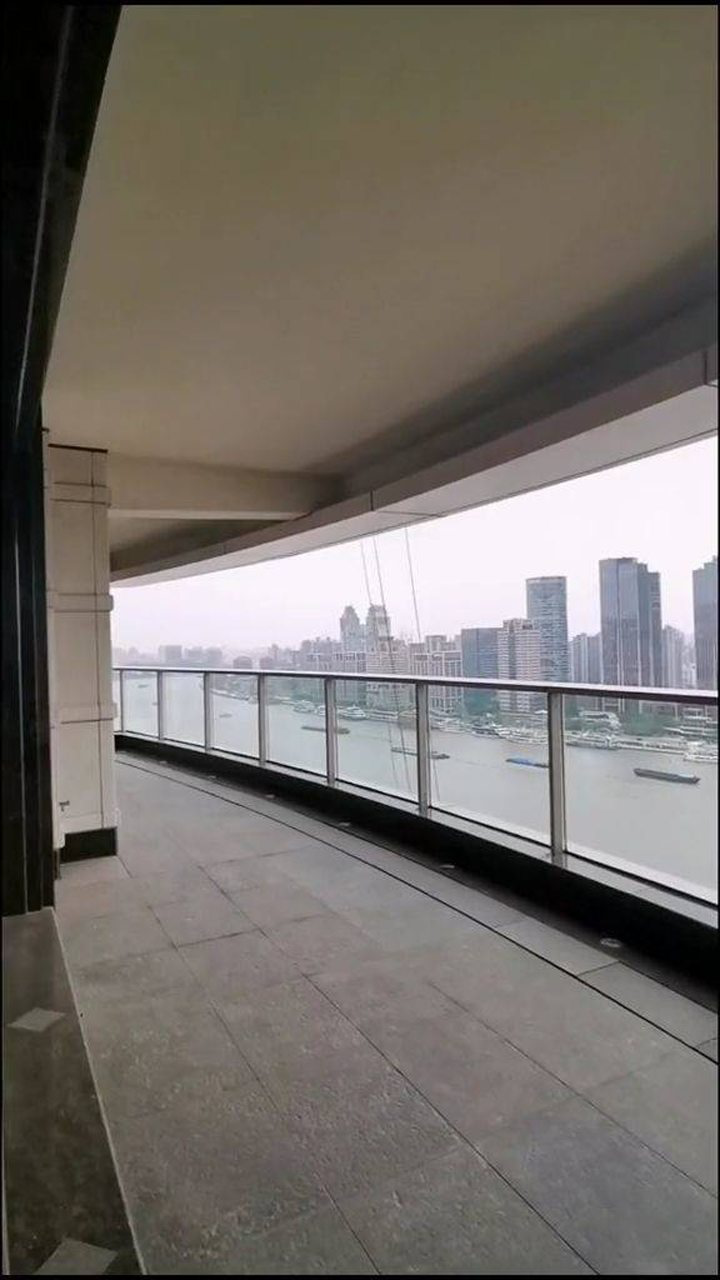 汤臣一品阳台护栏14米高于一般人的心脏部位降低了恐惧心理扶手做的