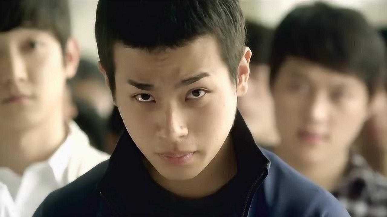 传说的拳头:新生刚到学校就被混混教训,被打成重伤,校长当场晕倒