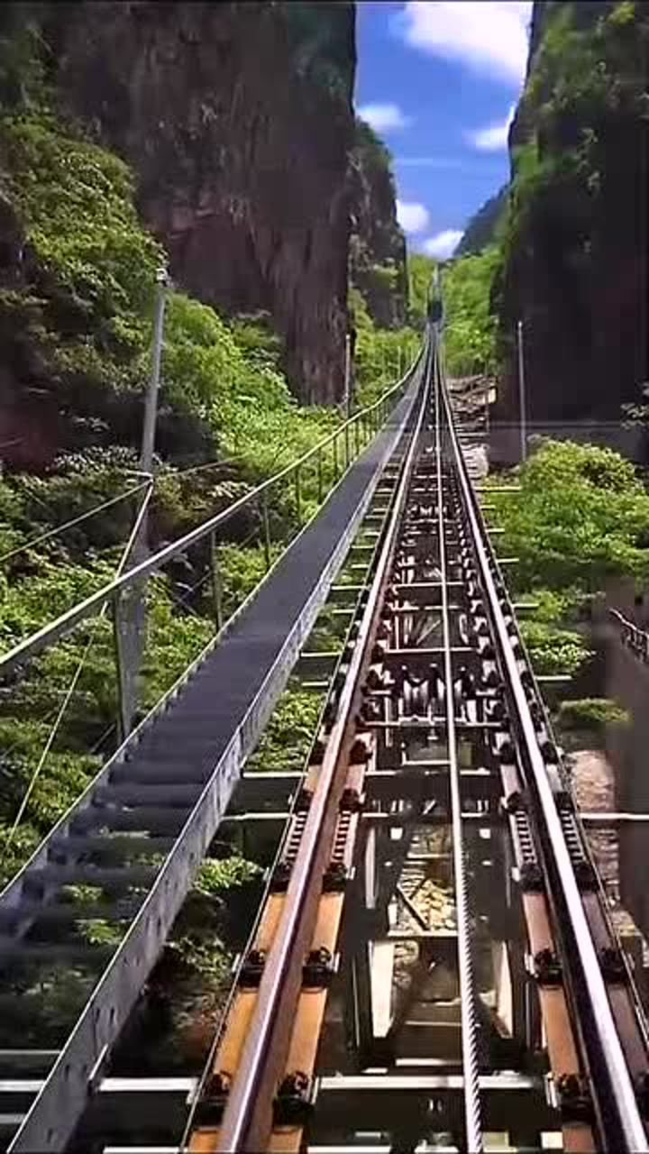 西海大峡谷网红小火车