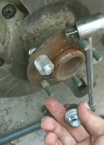 轴承螺丝安装,放这么多垫片,真的有用吗