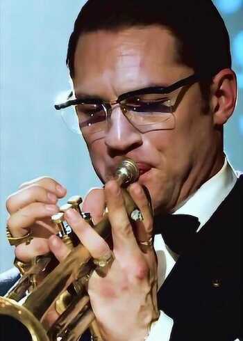 怪不得汤姆吹萨克斯要配音,原声谁听得下去啊,汤哥你还是抽雪茄吧