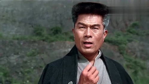 精武英雄陈真徒手打碎砖头,船越不甘示弱,一记手刀把纸切开