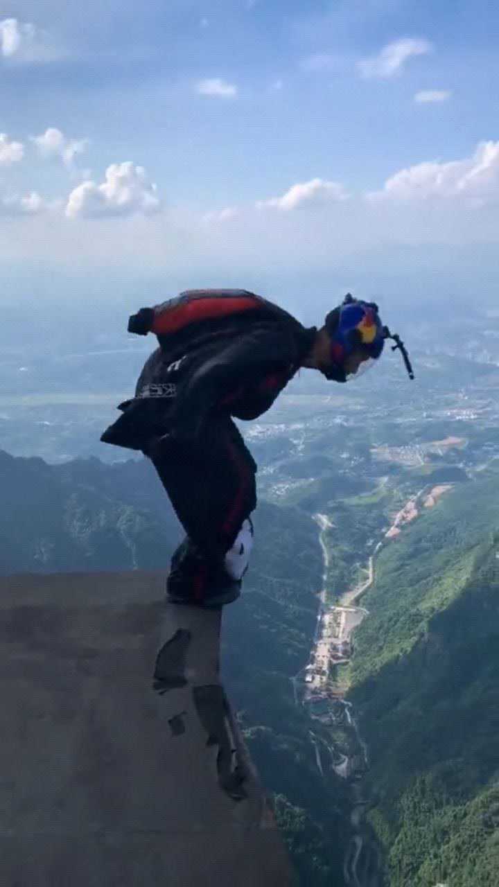 张家界天门山翼装飞行用命赚钱的男人最值得尊重