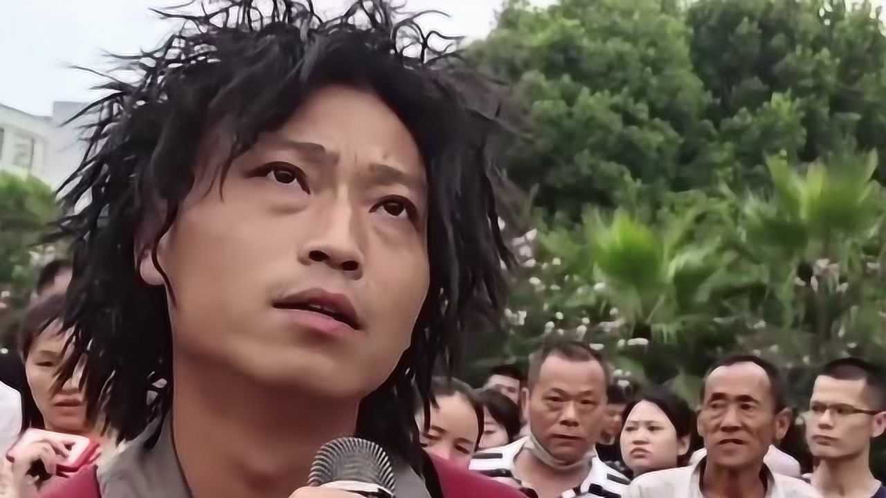 乞丐流浪歌手街头献唱,引众人围观,这实力不去参加比赛可惜了