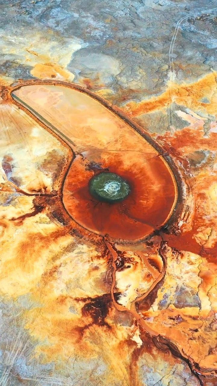 沙漠中的恶魔之眼已经喷涌了上千年这水是从哪里来的