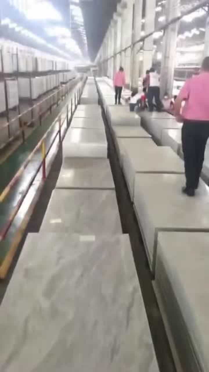 实拍瓷砖加工厂这么大尺寸的瓷砖还是头一回见