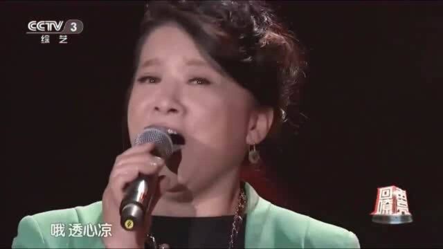 闺蜜合唱一首经典歌曲,主持人:果然是闺蜜呀!穿着都一样