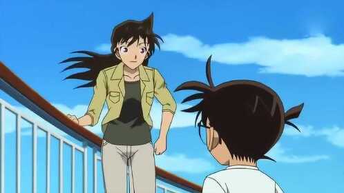 名侦探柯南下雨天新一把伞借给小兰,结果新一全身淋湿了回家