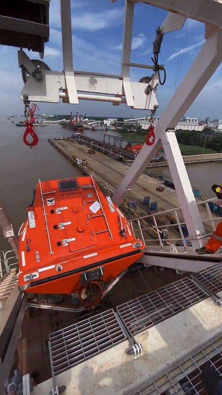 船用救生艇,可乘坐29人,有充足的食物!