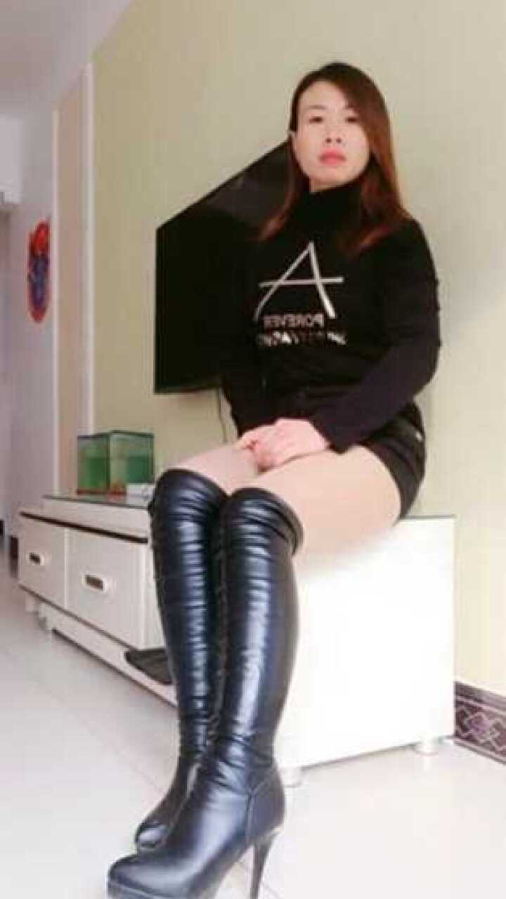 媳妇今天尝试超短裤配过膝长靴这样搭配真是太好看了