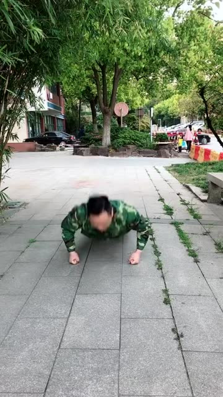 俯卧撑,拳头和水泥地加强版