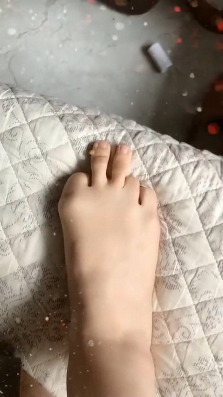 遇到困难不要怕勇敢去面对它来给生活比个耶