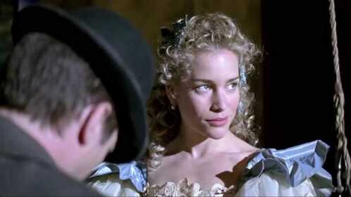 逃生魔术表演失败,美女活活淹死在水箱中