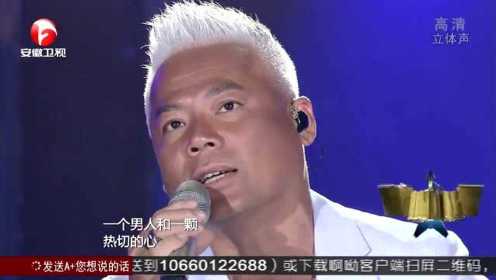 歌手巫启贤，演唱《别怕我伤心》，眼中泛出泪光