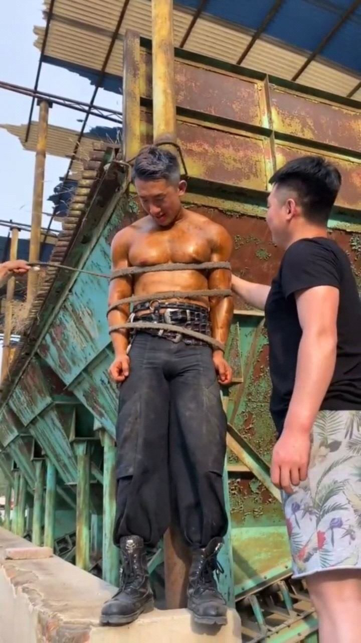 铁血硬汉被捆绑，完美的肌肉被显露，无名小徒吓得腿都软了！_腾讯视频