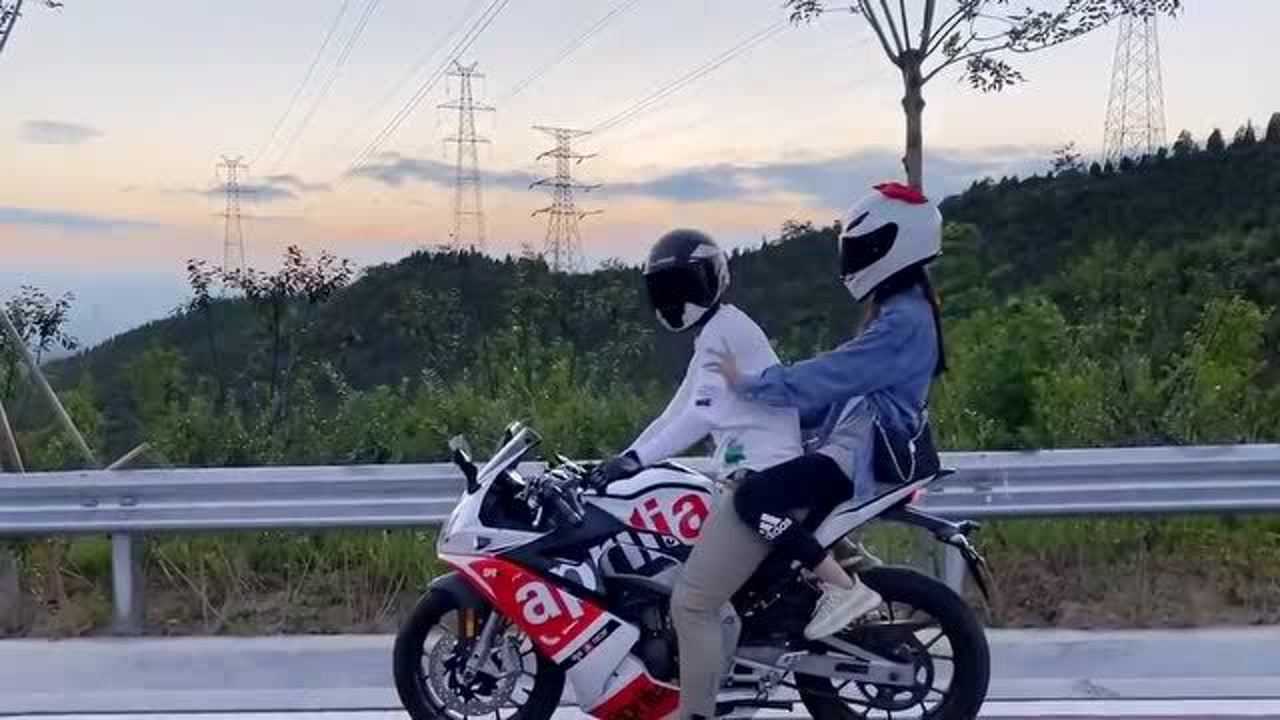 男生们为啥都喜欢骑机车?看完女生的反应就明白了