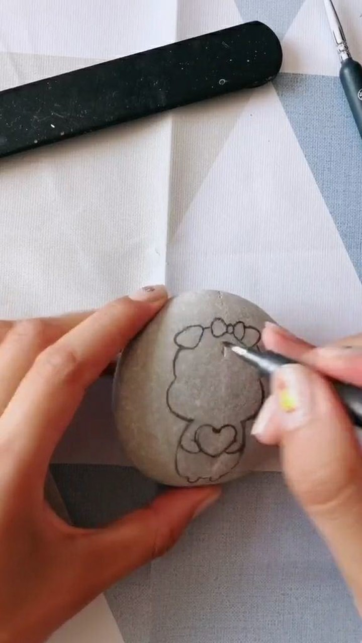 超详细的小猪石头画教程,初学者可以试一下. 第一段