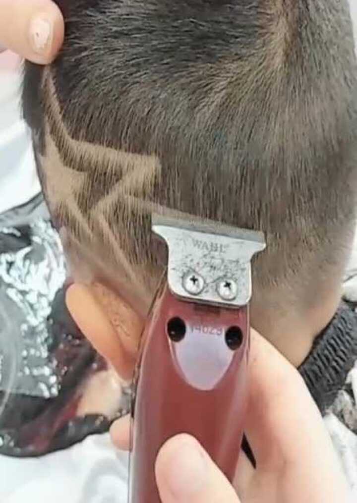 给小男孩理了一款五角星发型,学校老师都说好帅气!