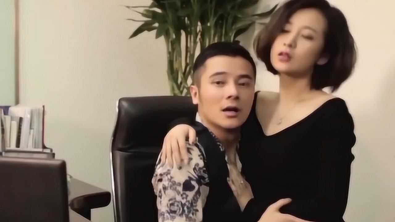 老板和女秘书办公室亲密，不料下属突然进门，这下可有好戏看了_腾讯视频