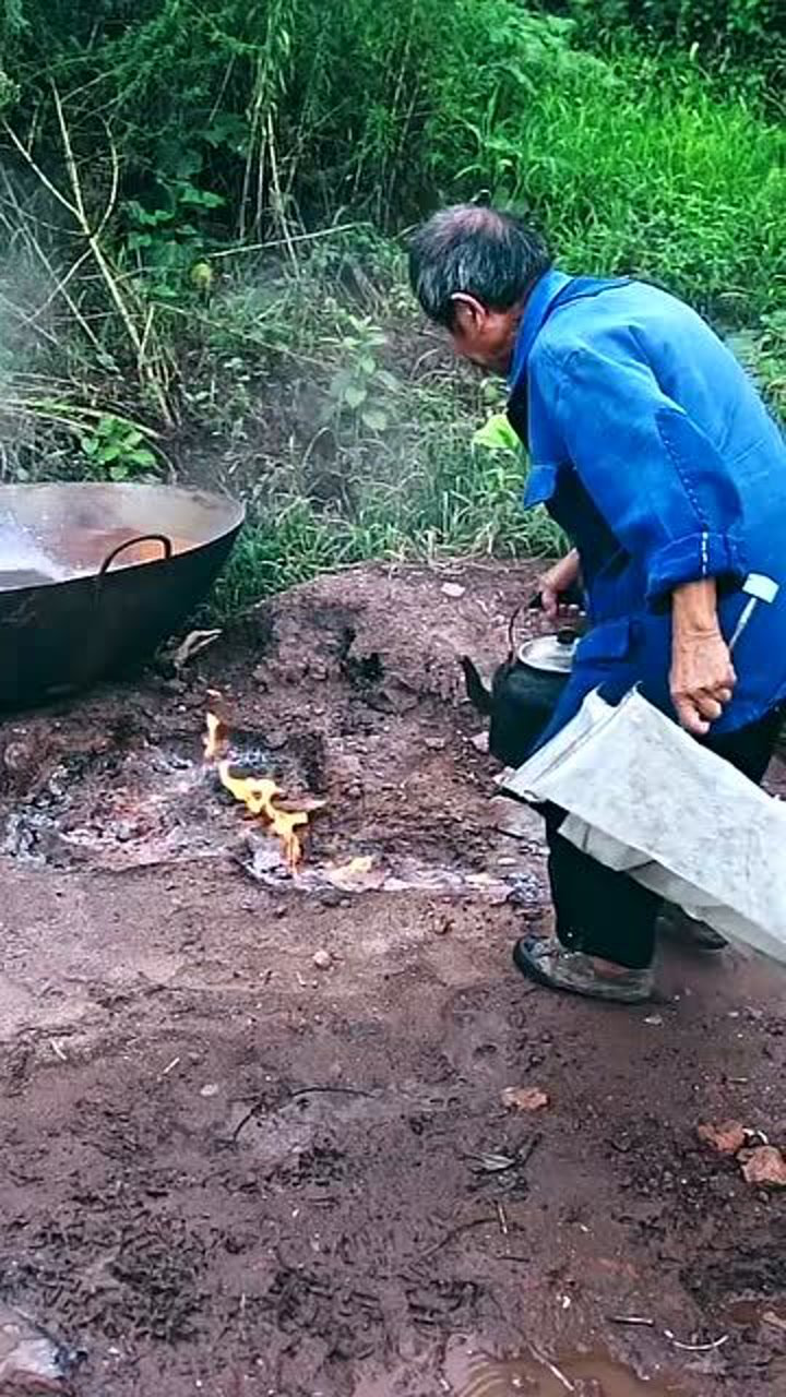 重慶神奇地火村,60年不滅大爺燒水,從幾歲燒到幾十歲