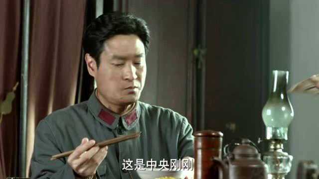 长征大会师:国涛正在吃饭,不料看到这份报纸,竟把桌子揍了一顿